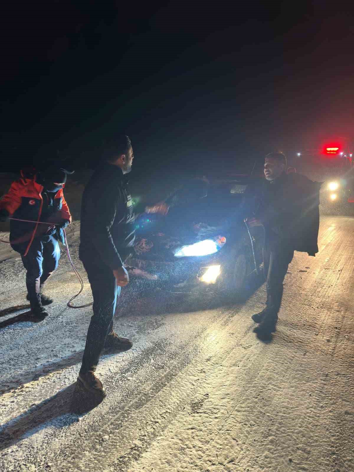 karsta 200 koy yolu ulasima kapandi 2 FVh58Ohf