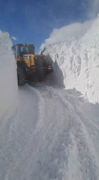 karsta 208 koy yolu kapali bulunuyor 2 R582ME7B