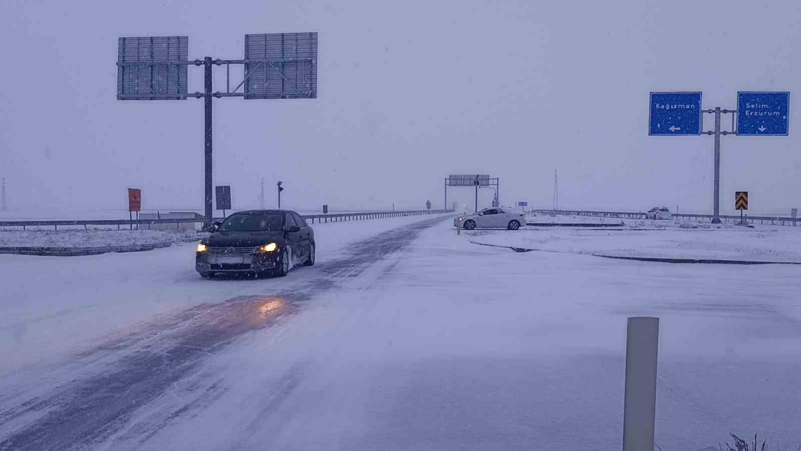 karsta 27 koy yolu ulasima kapandi 3 HzE1K1D3