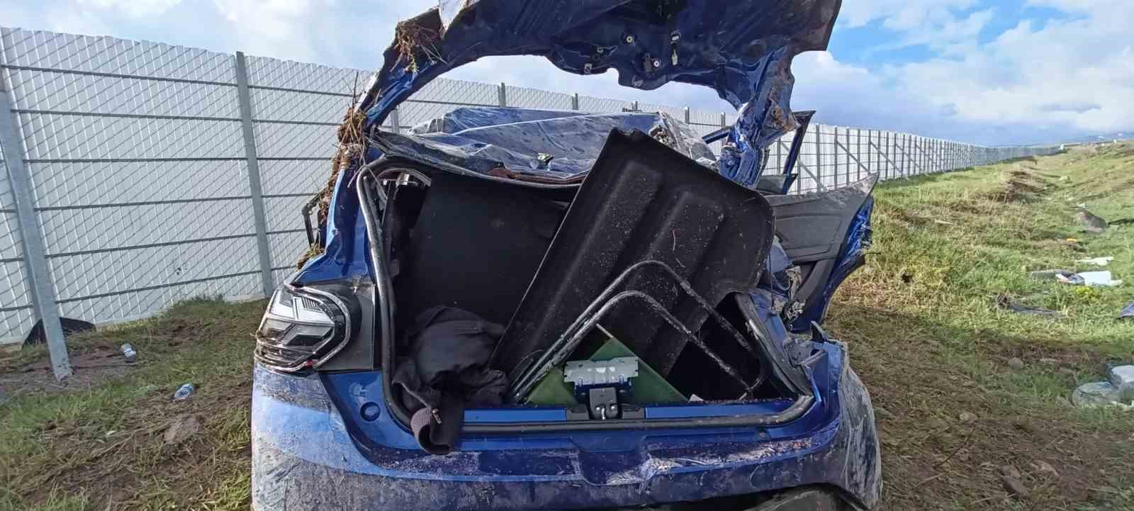 Kars’ta 3 kardeşin bulunduğu otomobil şarampole yuvarlandı: 1 ölü, 2 yaralı 4 karsta 3 kardesin bulundugu otomobil sarampole yuvarlandi 1 olu 2 yarali 0