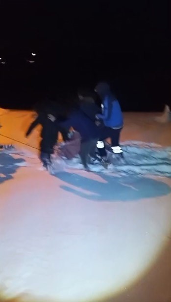 karsta 85 yasindaki hasta legenle tasinarak ambulansa ulastirildi 1 BdEejmUy