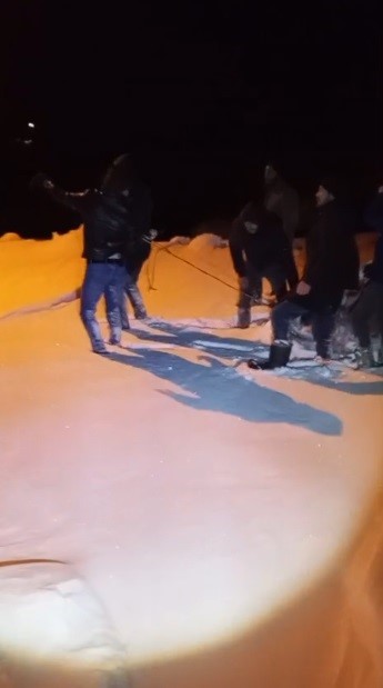 karsta 85 yasindaki hasta legenle tasinarak ambulansa ulastirildi 2 jvXYgPYK