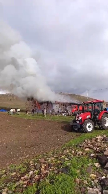 Kars’ta alevlere teslim olan ev kullanılamaz hale geldi 5 karsta alevlere teslim olan ev kullanilamaz hale geldi 1 LTKpZv2H