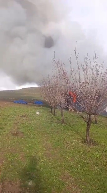 Kars’ta alevlere teslim olan ev kullanılamaz hale geldi 7 karsta alevlere teslim olan ev kullanilamaz hale geldi 3