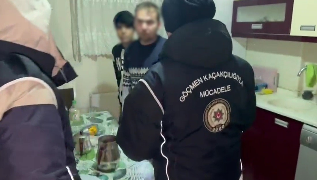 karsta apartta 4 duzensiz gocmen yakalandi 2 iqzK1nKD