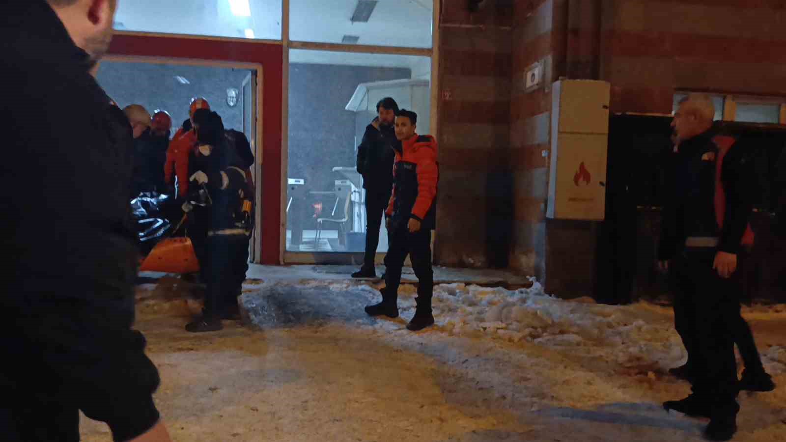 karsta asansor bosluguna dusen bir kisi hayatini kaybetti 4 1GFeUJIf