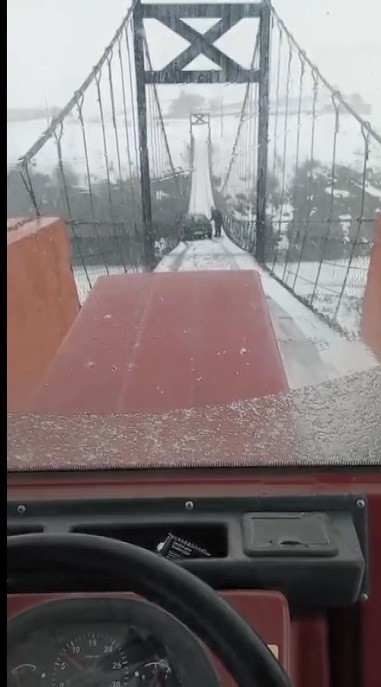 karsta asma koprude korku dolu anlar otomobil buzda kayarak asili kaldi 1