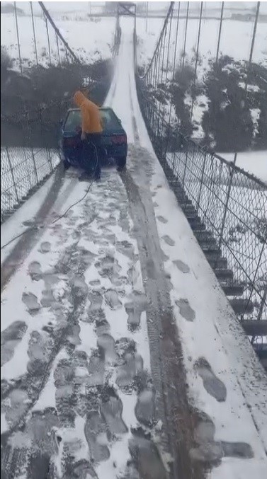 karsta asma koprude korku dolu anlar otomobil buzda kayarak asili kaldi 3 pyTztZmP