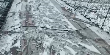 karsta-asma-koprude-korku-dolu-anlar-otomobil-buzda-kayarak-asili-kaldi-OjrgsJBs.jpg