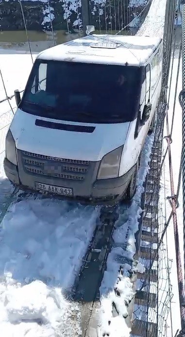 Kars’ta asma köprüde minibüs mahsur kaldı 4 karsta asma koprude minibus mahsur kaldi 0 Keqgr8AT