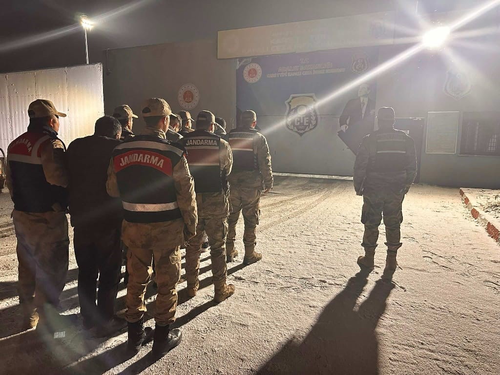 Kars’ta bagaja istiflenen düzensiz göçmenler jandarma yakalandı 6 karsta bagaja istiflenen duzensiz gocmenler jandarma yakalandi 2 9O7YXfNh
