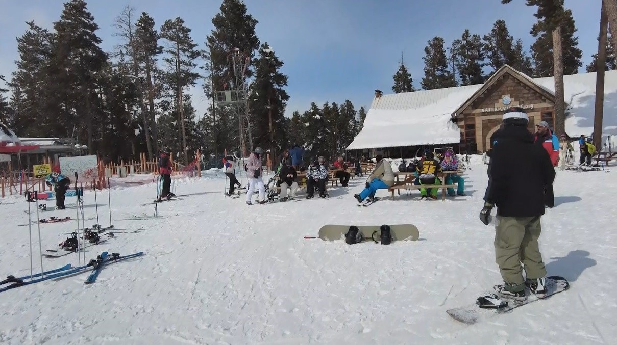 karsta bahar ortasinda kayak keyfi cam ormanlari arasindaki kayak merkezi havadan goruntulendi 2 nMWC7vKH