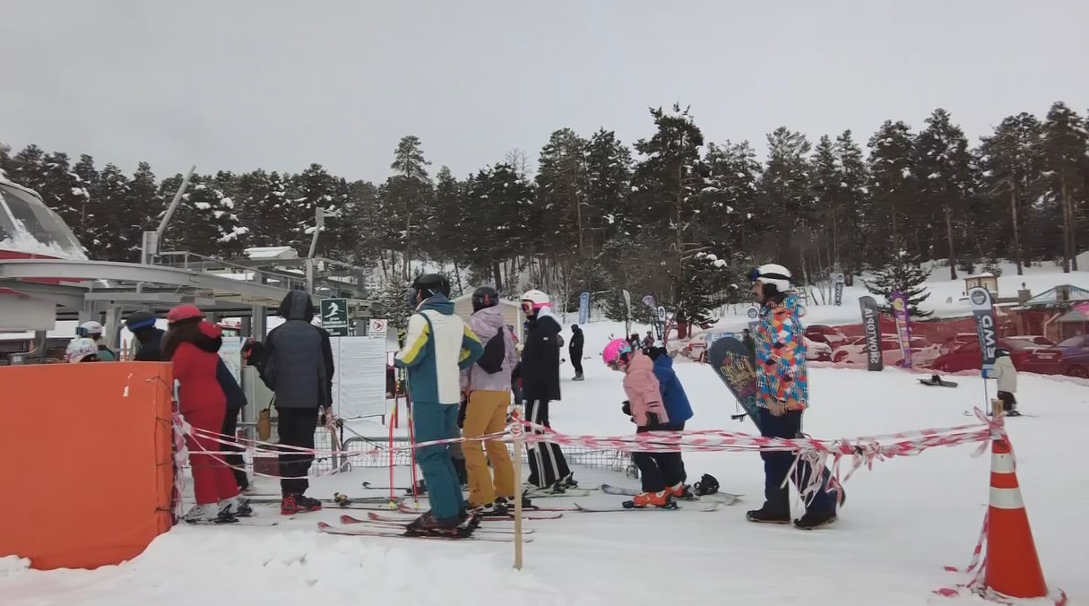 karsta bahar ortasinda kayak keyfi cam ormanlari arasindaki kayak merkezi havadan goruntulendi 5 H1mDEnZy