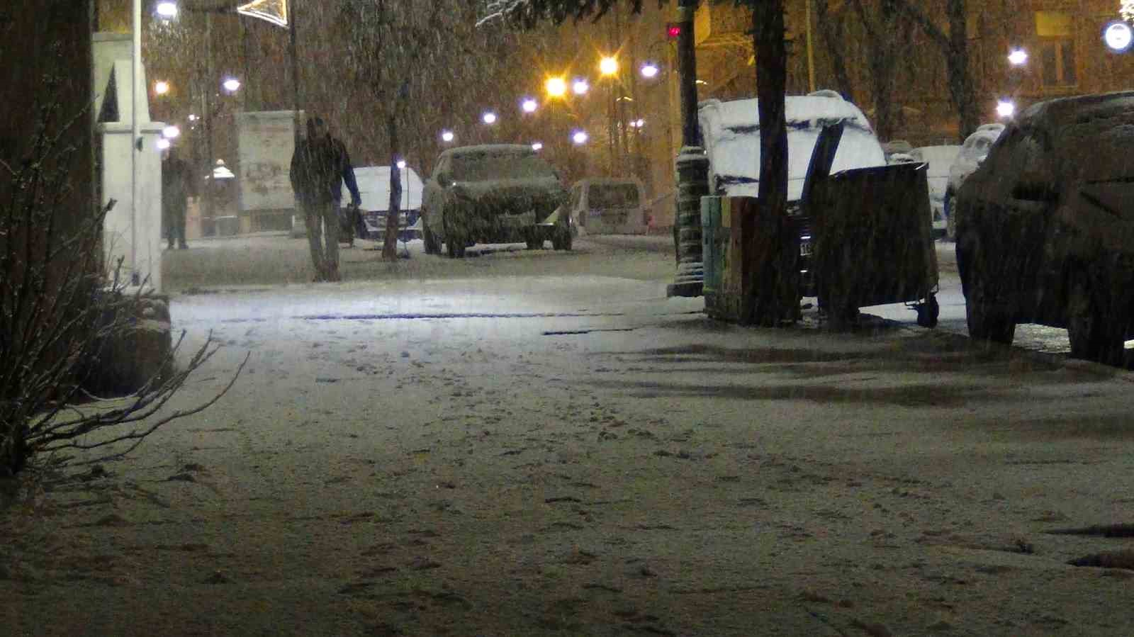 Kars’ta bahar yerini kışa bıraktı: Kar yağışı kenti beyaza bürüdü 4 karsta bahar yerini kisa birakti kar yagisi kenti beyaza burudu 0
