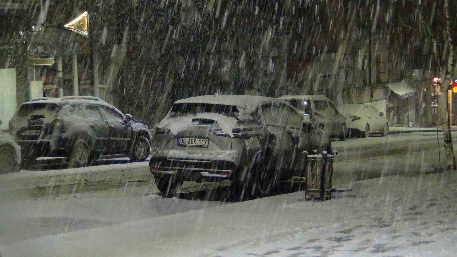 Kars’ta bahar yerini kışa bıraktı: Kar yağışı kenti beyaza bürüdü 7 karsta bahar yerini kisa birakti kar yagisi kenti beyaza burudu 3 yUm7pijZ