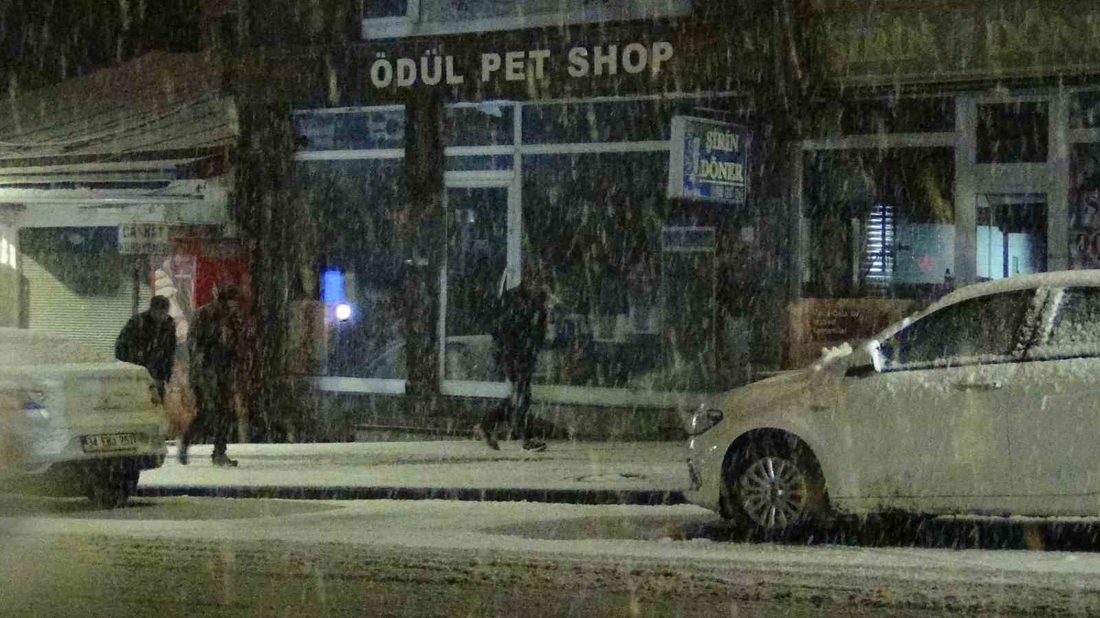Kars’ta bahar yerini kışa bıraktı: Kar yağışı kenti beyaza bürüdü 8 karsta bahar yerini kisa birakti kar yagisi kenti beyaza burudu 4 JaLVan4A
