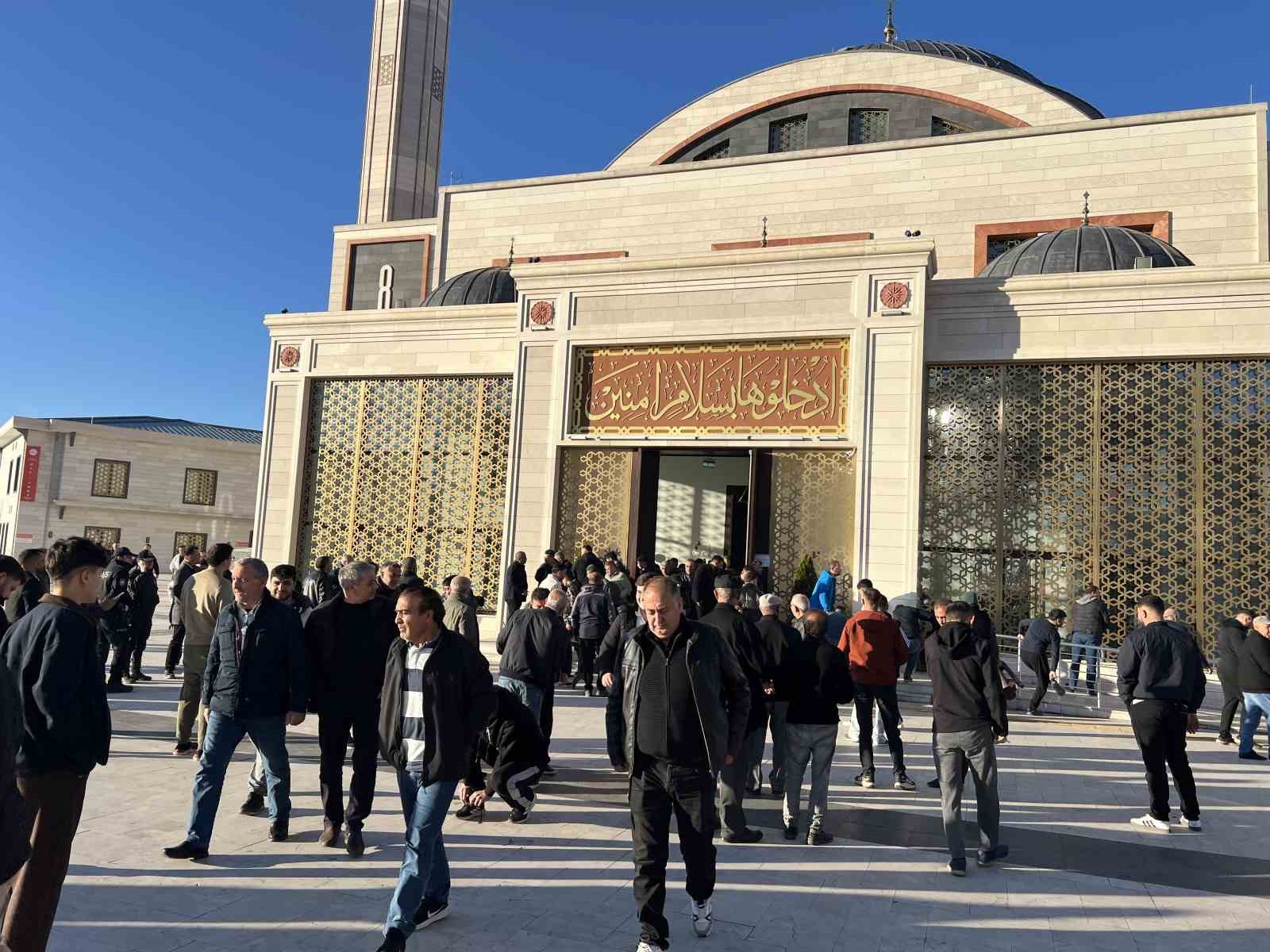 karsta bayram namazinda camiler doldu tasti 11 67G4IKmr