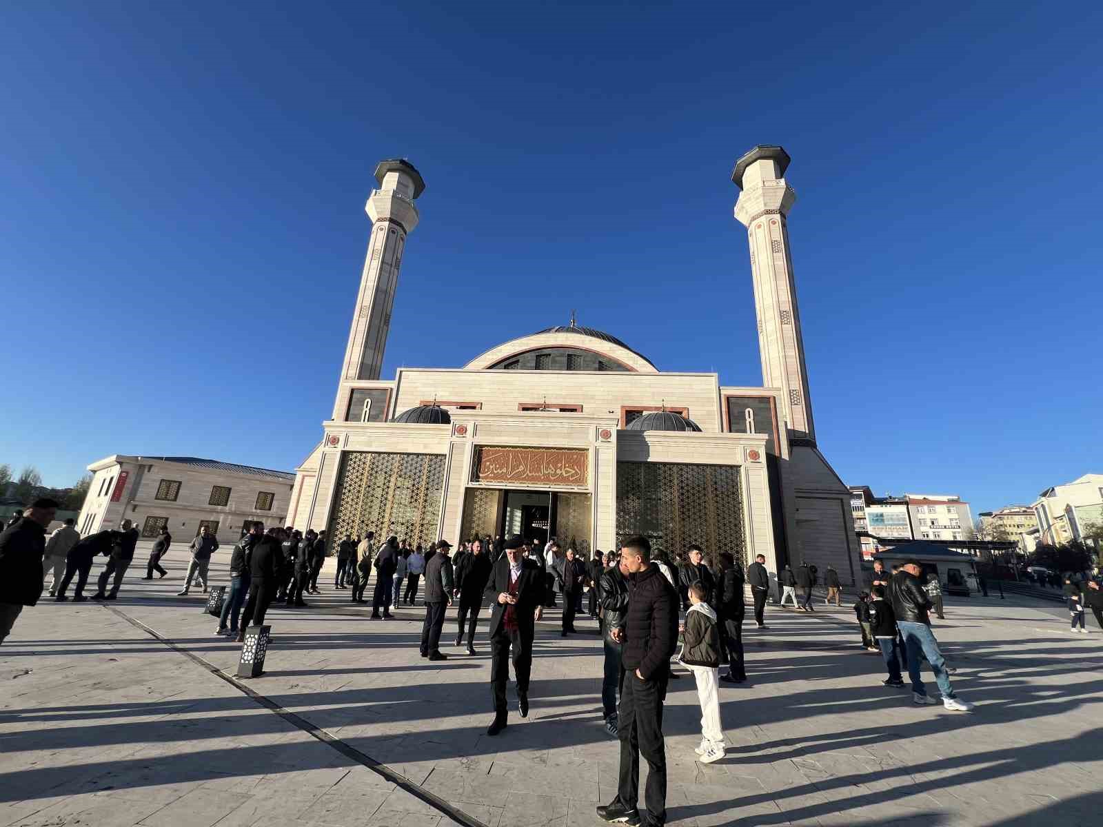 karsta bayram namazinda camiler doldu tasti 12 ZktadYfE