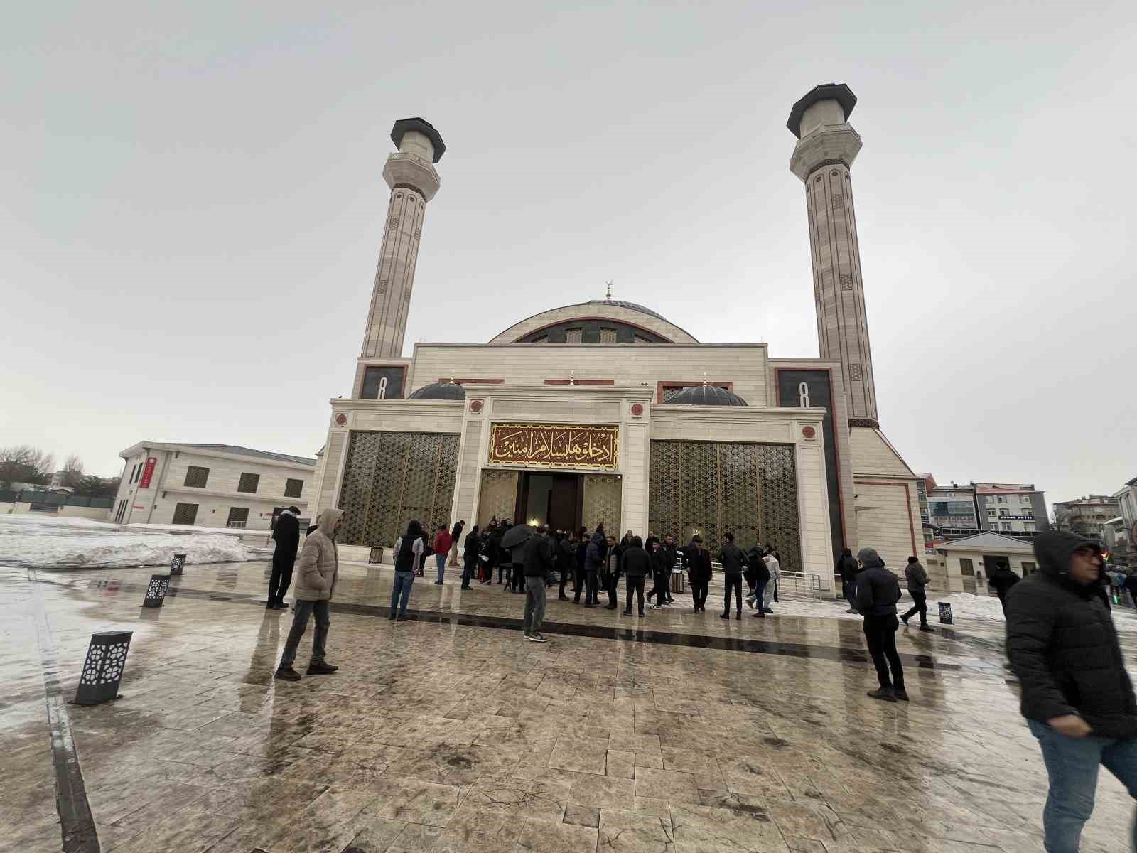 karsta bayram namazinda camiler doldu tasti 8 4CMJP44m