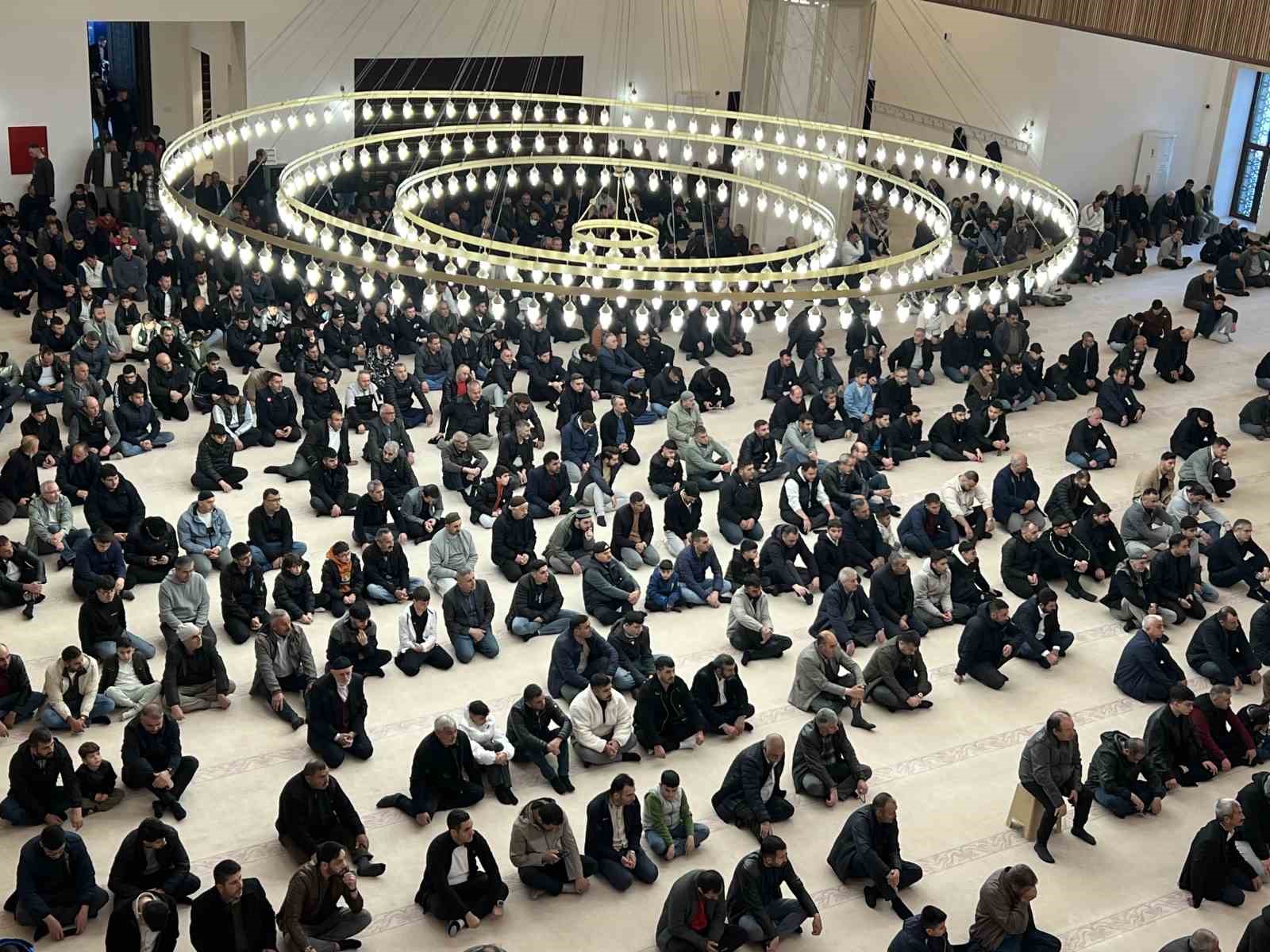 karsta bayram namazinda camiler doldu tasti 8 kaybdbhm