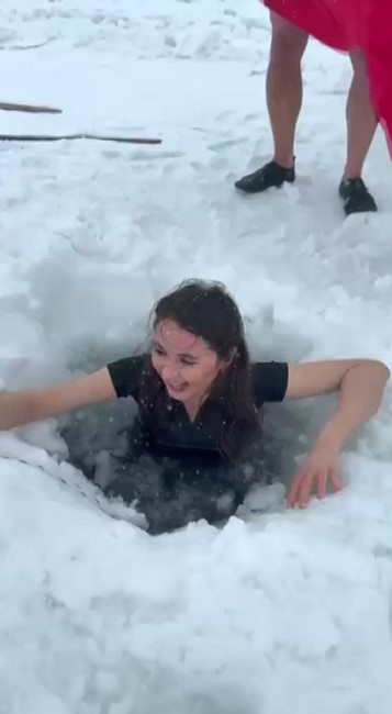 karsta bir kadin cildir golunun buz gibi suyuna girdi 0 3hAYRZae