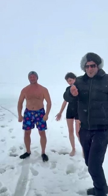 karsta bir kadin cildir golunun buz gibi suyuna girdi 1 wMu3keEj