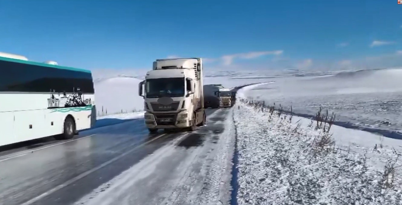 karsta buz pisti gibi yol cok sayida tir kaydi vatandaslar mahsur kaldi 0 KdZNHpTe