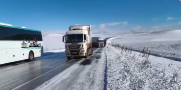 karsta-buz-pisti-gibi-yol-cok-sayida-tir-kaydi-vatandaslar-mahsur-kaldi-FAUCtfv2.jpg