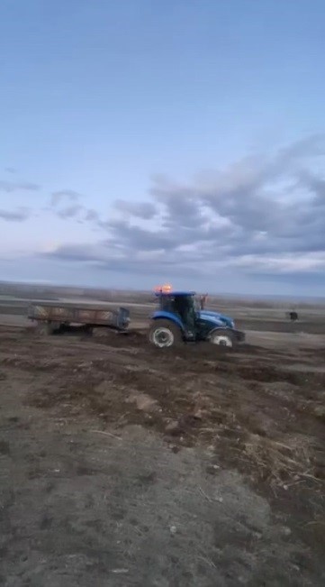karsta camura saplanan traktorler guclukle kurtarildi 1 XD2vEV87