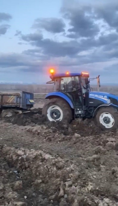 karsta camura saplanan traktorler guclukle kurtarildi 2 eL2mvO3Y