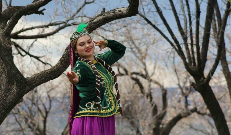 karsta-cicek-acan-baglarda-kafkas-dansi-gorsel-solene-donustu-qhERcJui.jpg