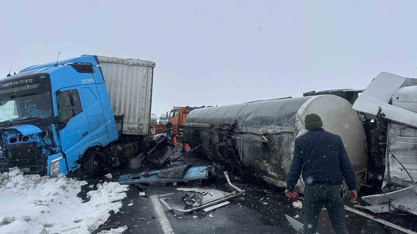 karsta devrilen zift yuklu tankere tir carpti 2 yarali 0 wJVKHWTV