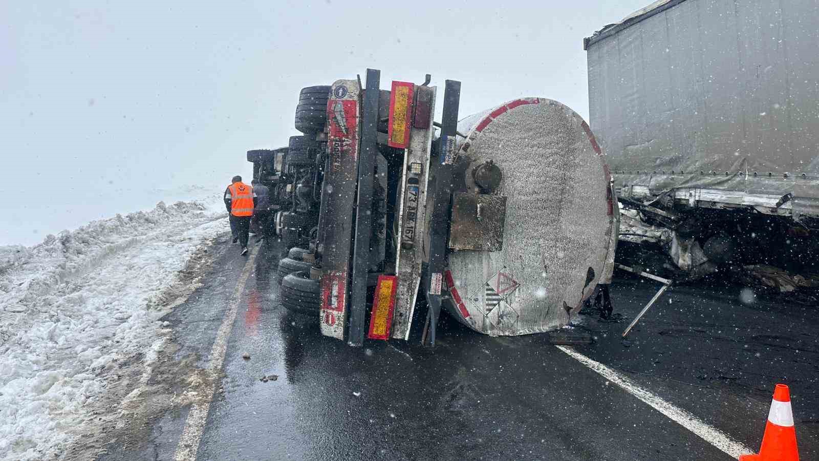 karsta devrilen zift yuklu tankere tir carpti 2 yarali 1 Frr9uMU3
