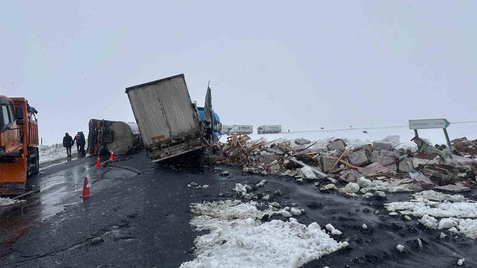 karsta devrilen zift yuklu tankere tir carpti 2 yarali 2