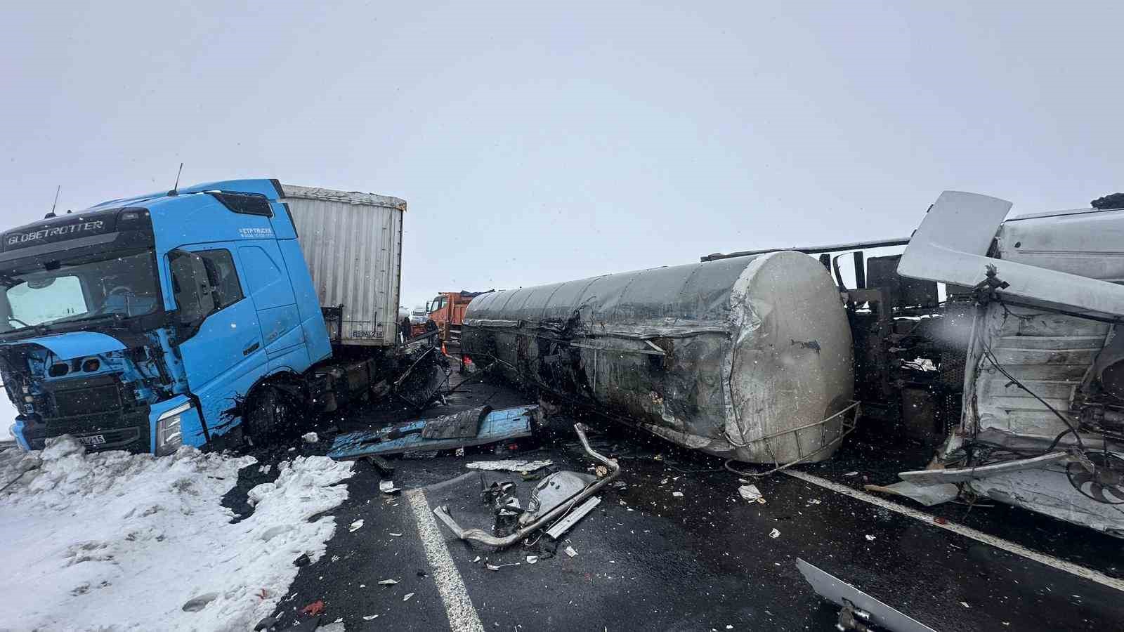 karsta devrilen zift yuklu tankere tir carpti 2 yarali 3 lzyWHM89