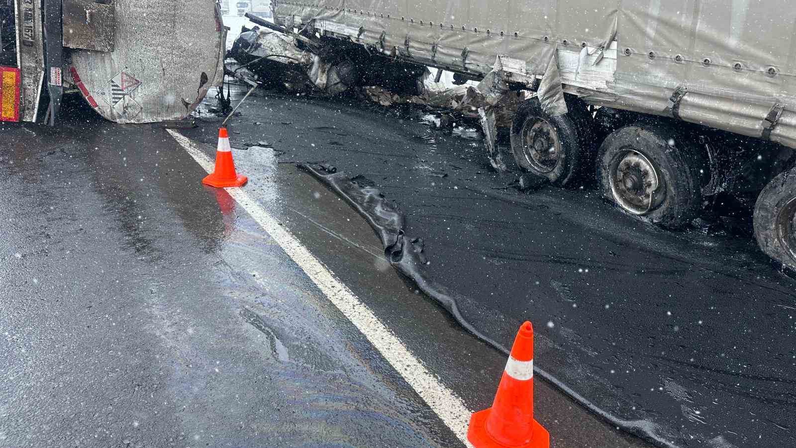 karsta devrilen zift yuklu tankere tir carpti 2 yarali 4 k3wnTllB