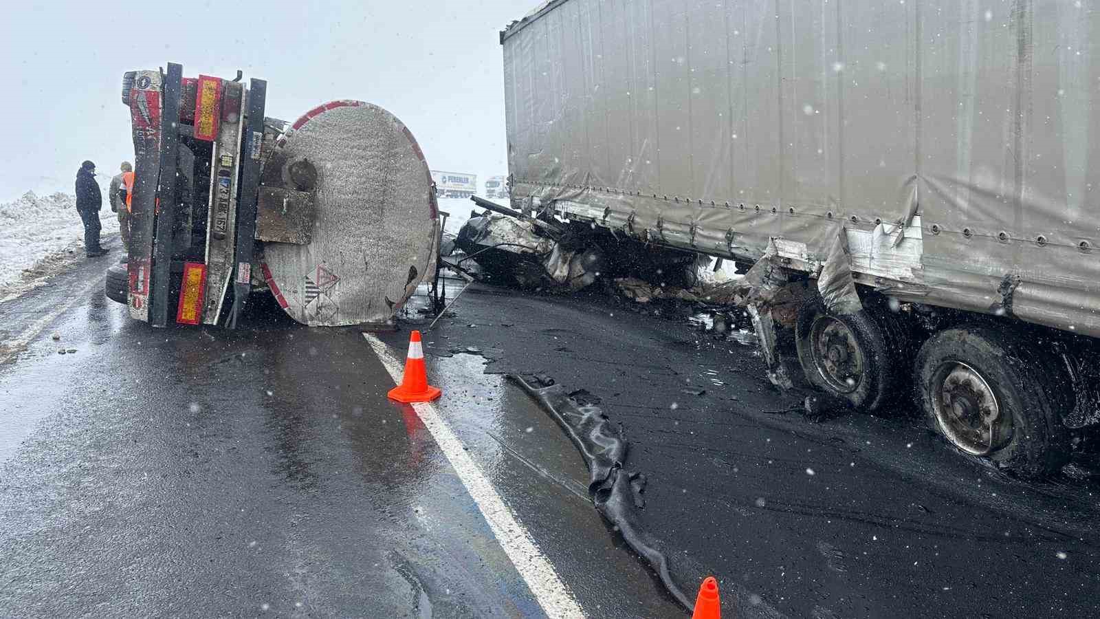 karsta devrilen zift yuklu tankere tir carpti 2 yarali 5 D4FezXKP