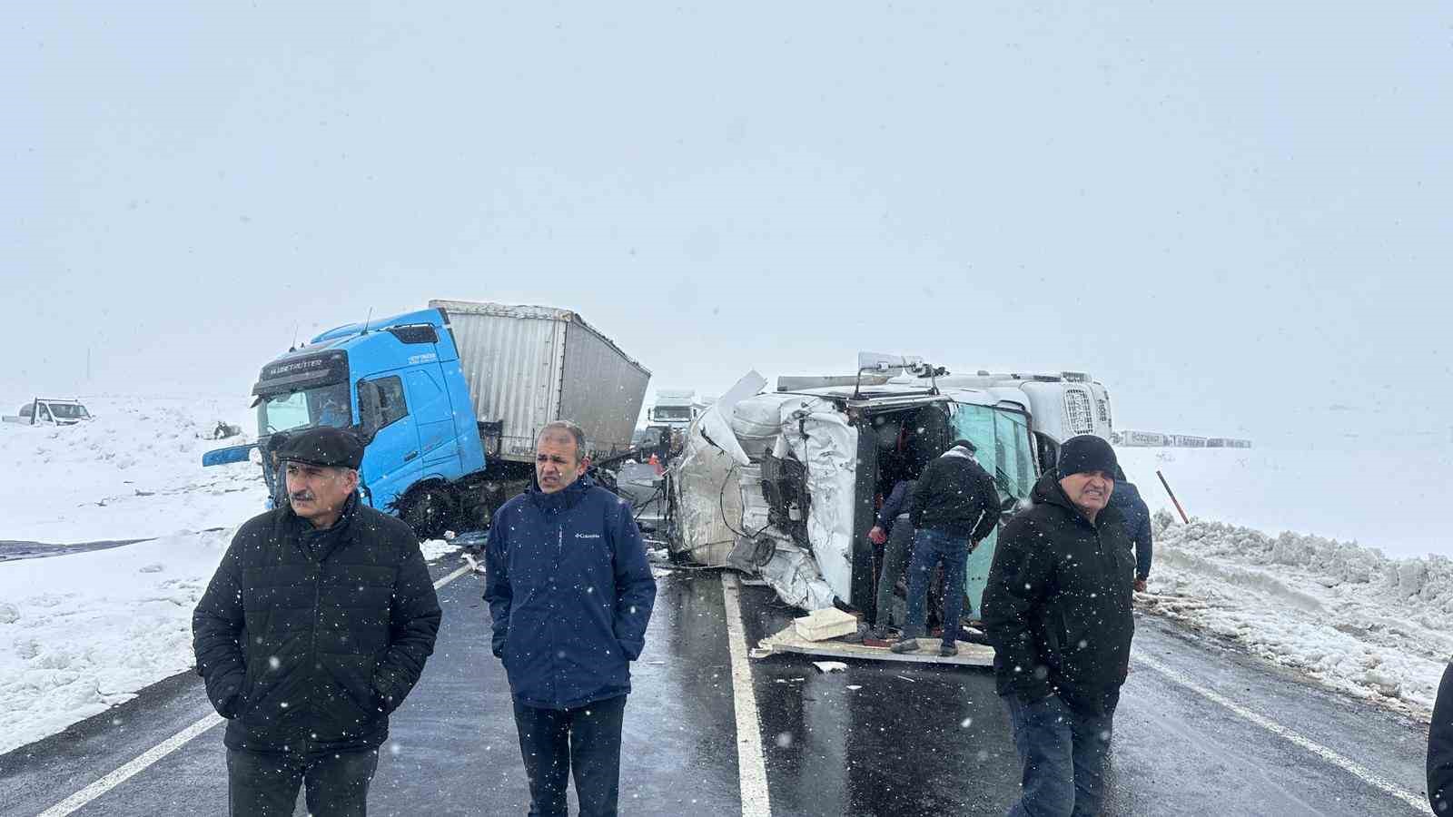 karsta devrilen zift yuklu tankere tir carpti 2 yarali 6