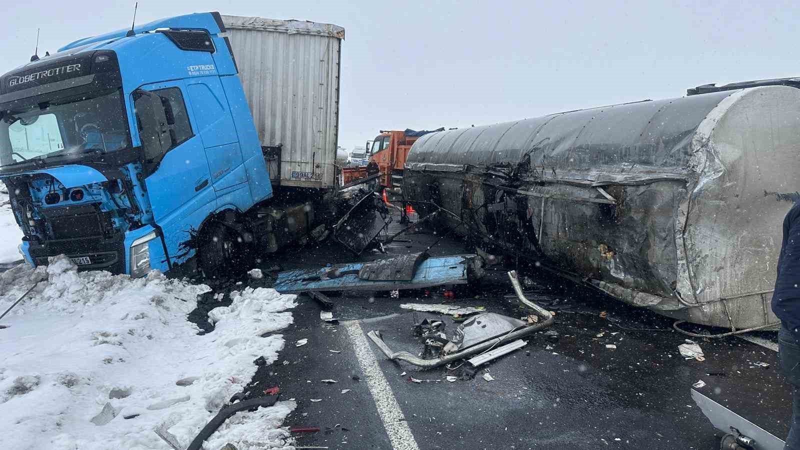 karsta devrilen zift yuklu tankere tir carpti 2 yarali 7 7ft5bZHl