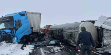 karsta-devrilen-zift-yuklu-tankere-tir-carpti-2-yarali-byv2YN7n.jpg