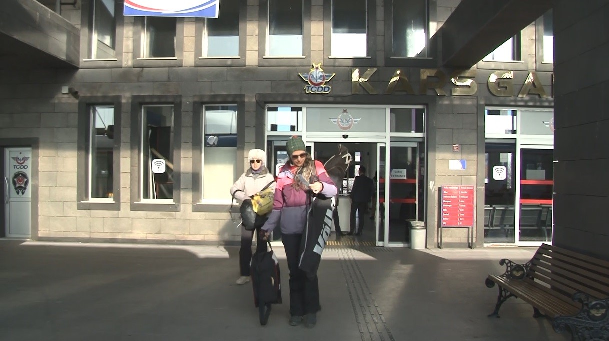 Kars’ta Doğu Ekspresi’ne yoğun ilgi: Vatandaşlar bayram tatili için masalsı yolculuğu tercih ediyor 9 karsta dogu ekspresine yogun ilgi vatandaslar bayram tatili icin masalsi yolculugu tercih ediyor 5