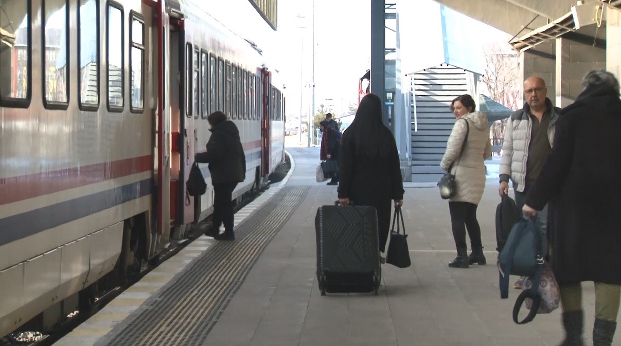 Kars’ta Doğu Ekspresi’ne yoğun ilgi: Vatandaşlar bayram tatili için masalsı yolculuğu tercih ediyor 10 karsta dogu ekspresine yogun ilgi vatandaslar bayram tatili icin masalsi yolculugu tercih ediyor 6