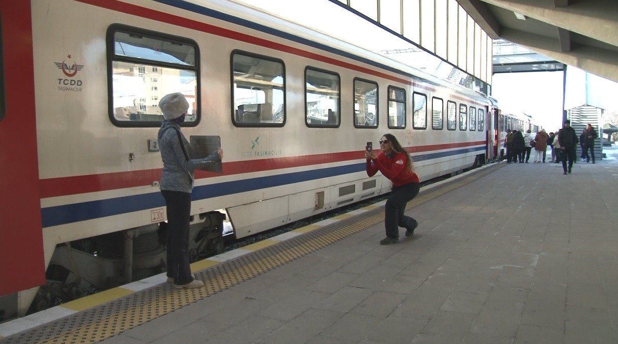 Kars’ta Doğu Ekspresi’ne yoğun ilgi: Vatandaşlar bayram tatili için masalsı yolculuğu tercih ediyor 13 karsta dogu ekspresine yogun ilgi vatandaslar bayram tatili icin masalsi yolculugu tercih ediyor 9 5vqgycuc