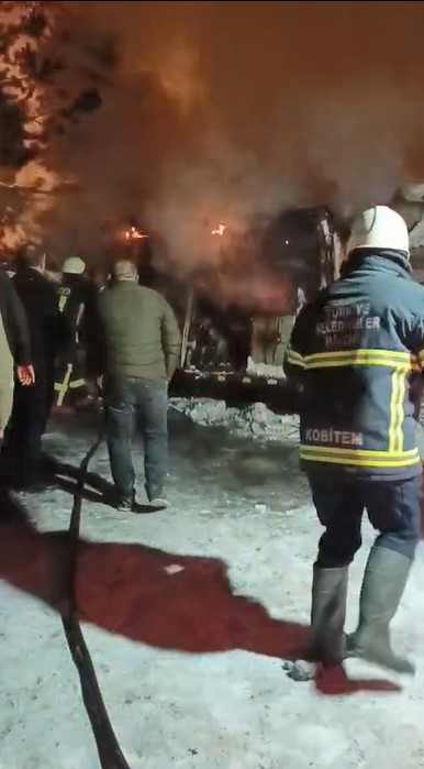 karsta donmasin diye altinda ates yakilan arac alev topuna dondu 1 O1AAht2S