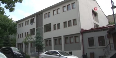 karsta-duygulandiran-bayrak-sevgisi-ayni-aileden-iki-kusak-7-yil-arayla-valilik-onunde-turk-4vG4Tf2C.jpg