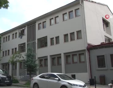 karsta-duygulandiran-bayrak-sevgisi-ayni-aileden-iki-kusak-7-yil-arayla-valilik-onunde-turk-4vG4Tf2C.jpg
