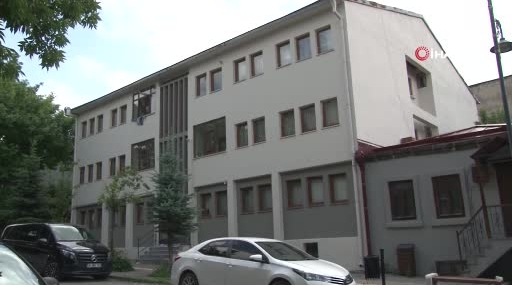 karsta-duygulandiran-bayrak-sevgisi-ayni-aileden-iki-kusak-7-yil-arayla-valilik-onunde-turk-4vG4Tf2C.jpg
