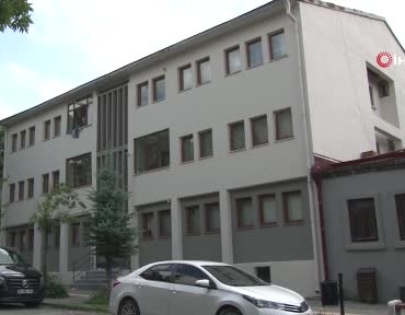 karsta-duygulandiran-bayrak-sevgisi-ayni-aileden-iki-kusak-7-yil-arayla-valilik-onunde-turk-gSsJMUuO.jpg