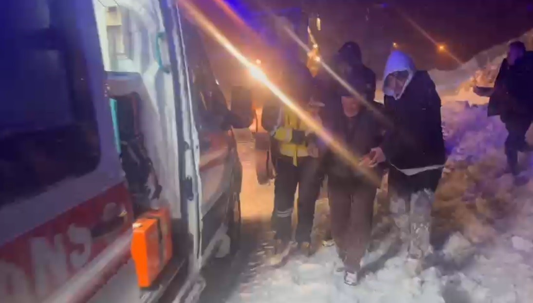 karsta ekipler kar engelini asarak hasta vatandasa ulasti 0 lEG8LR4h