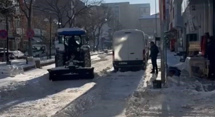 karsta esnaf karla mucadeleye satis yaptigi traktorlerle destek verdi 0 JD1M2c5R
